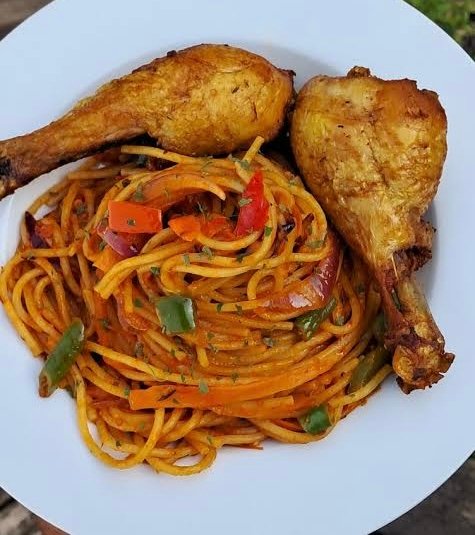 SPAGHETTI JOLLOF & CHICKEN